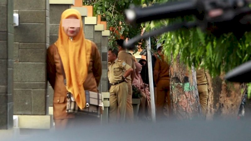 Puluhan ASN Pemkot Parepare yang terlambat, hanya mengintip dari luar pagar Kantor Wali Kota Parepare, Senin, 10 Juni 2019.