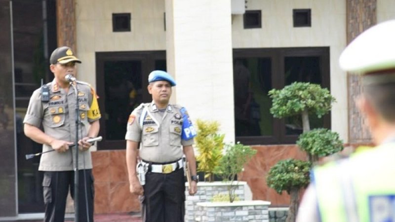 Kapolres Bulukumba AKBP Syamsu Ridwan memimpin apel pagi di halaman Mapolres, Senin (10/6/2019).