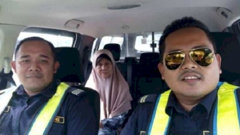 Polisi Malaysia membawa wanita tua yang ketinggalan saat mudik.