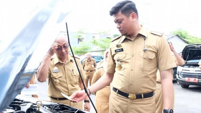 Bupati Gowa, Adnan Purichta Ichsan memeriksa salah satu mobil dinas di Halaman Masjid Syekh Yusuf, Senin, 10 Juni 2019.