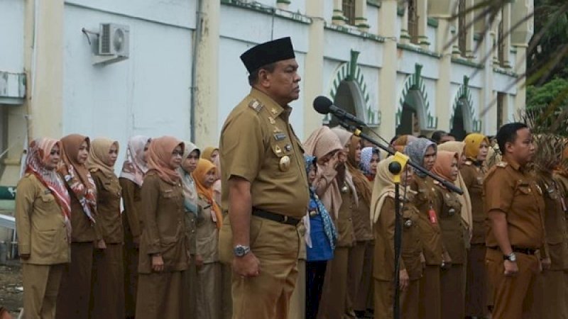 Bupati Bone, Andi Fahsar M Padjalangi saat memimpin upacara pagi di halaman Kantor Bupati Bone, Senin, 10 Juni 2019.