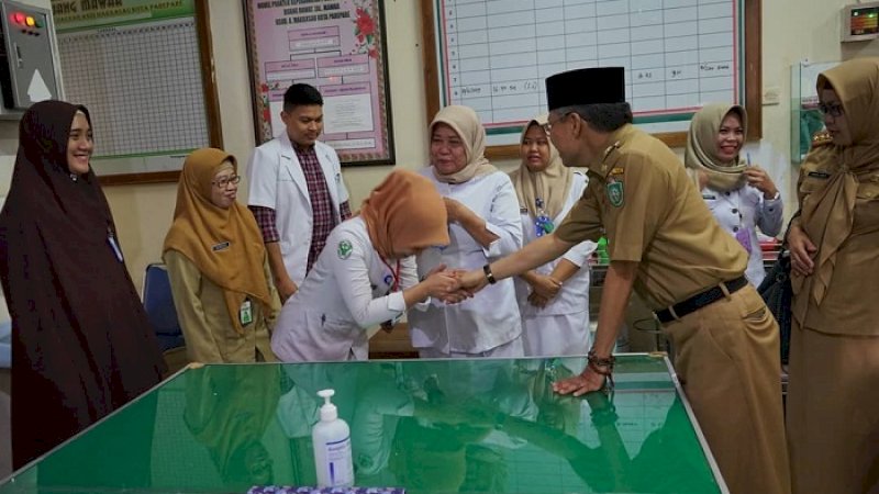 Wali Kota Parepare Taufan Pawe menyalami PNS pada hari pertama kerja pasca libur Lebaran, Senin (10/6/2019). Wawali Pangerang Rahim melakukan sidak di instansi terpisah.