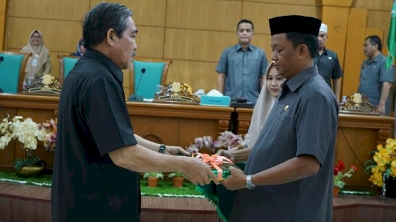 Bupati Sidrap, HM Dollah Mando, menyerahkan dua ranperda, yang diterima Ketua DPRD Sidrap, H Zulkifli Zain, Senin, 10 Juni 2019.