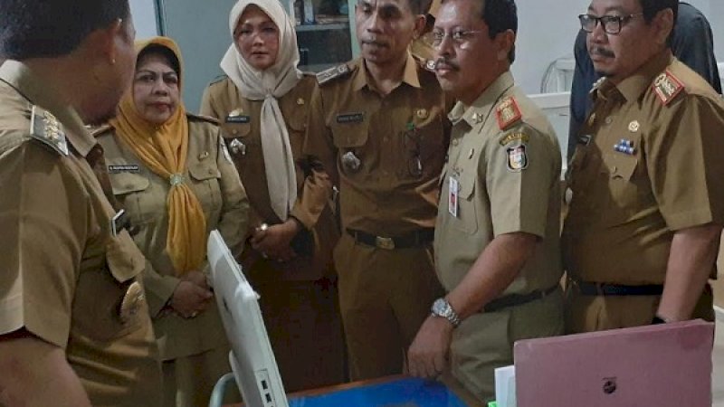 Pj Wali Kota Makassar, Iqbal Suhaeb (membelakang), saay melakukan sidak, Senin, 10 Juni 2019.