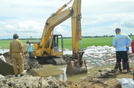 Bupati Sidrap dan Dandim Pantau Gotong Royong Perbaikan Tanggul