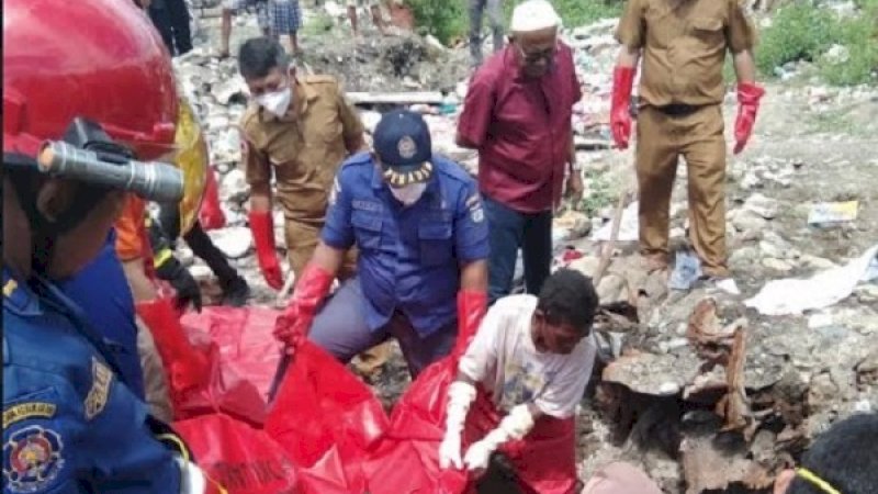 Warga bersama BNPB Palu, mengevakuasi kerangka manusia yang diduga korban likuefaksi di Balaroa.