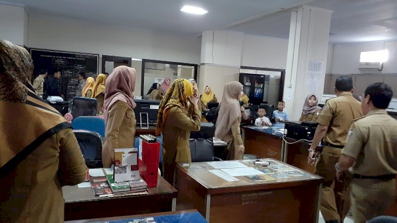 Penjabat Wali Kota Makassar, Iqbal Suhaeb melakukan inspeksi mendadak (Sidak) usai libur Lebaran kepada sejumlah Satuan Kerja Perangkat Daerah (SKPD).