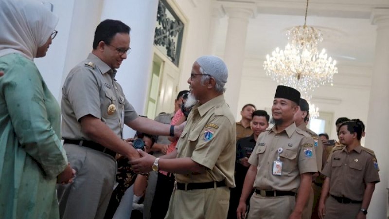 Anies Baswedan bersalaman PNS Pemprov DKI Jakarta pada hari pertama kerja usai Lebaran, Senin (10/6/2019).