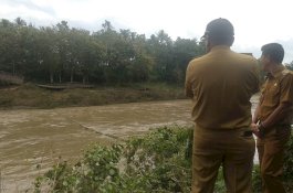 Bupati Bone Tinjau Jembatan Gantung yang Putus di Kampung Mentan