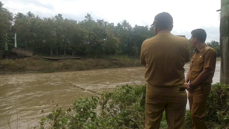 Bupati Bone, Andi Fahsar M Padjalangi meninjau lokasi yang sempat terendam banjir, Senin (10/6/2019).