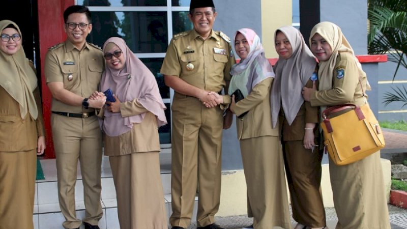Bupati AM Sukri Sappewali dan Wabup Tomy Satria Yulianto menyalami ASN pada hari pertama kerja pasca libur, Senin (10/6/2019).