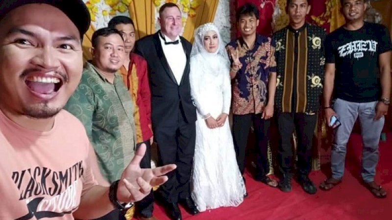 Resepsi pernikahan beda negara Lidah asal Kabupaten Bone dan Mr Philip dari Australis di Desa Tarasu Kecamatan Kajuara Kabupaten Bone Senin malam (10/6/2019). (Foto: Istimewa)