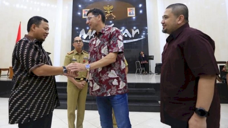 Pj Wali Kota Makassar, M Iqbal Suhaeb, menyambut pelatih PSM, Darije Kalezic dan CEO PSM, Munafri Arifuddin.