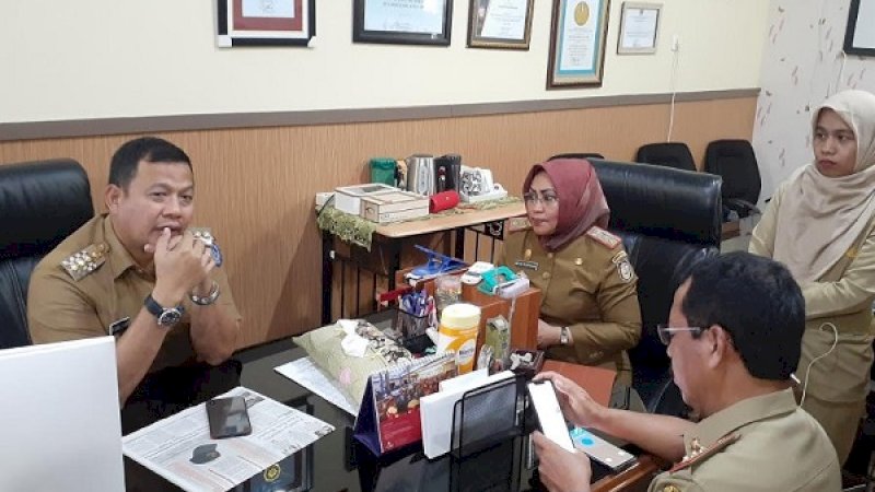 Pj Wali Kota Makassar, M Iqbal Suhaeb, saat melakukan sidak di Kantor Dukcapil Makassar, Senin, 10 Juni 2019.