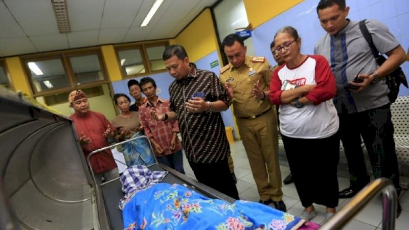 Pj Wali Kota Makassar, M Iqbal Suhaeb, berdoa di sisi jenazah Dg Intang, di RSUP Wahidin Sudirohusodo, tadi malam.