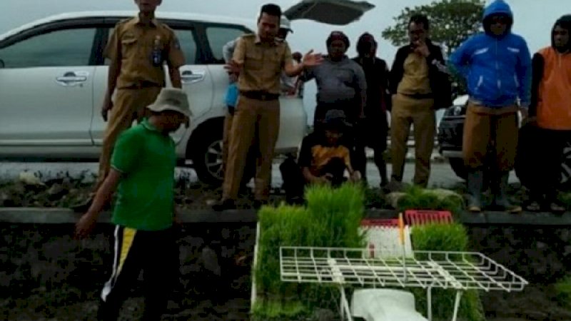 Petani yang tergabung dalam Kelompok Tani Pelita, Kelurahan Duampanua, Kecamatan Baranti, Kabupaten Sidrap, mendemonstrasikan penggunaan mesin tanam padi (rice transplanter), Selasa (11/6/2019).