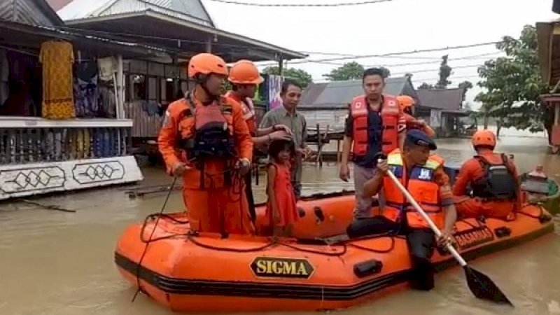 Tim SAR terus bersiaga di pemukiman warga yang terendam banjir di Wajo.