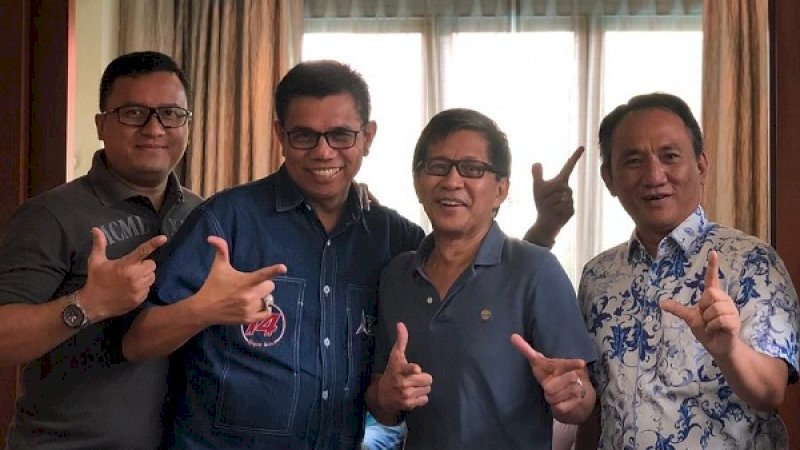 Andi Arief (kanan), bersama rekan-rekannya saat Partai Demokrat masih solid di koalisi 02.