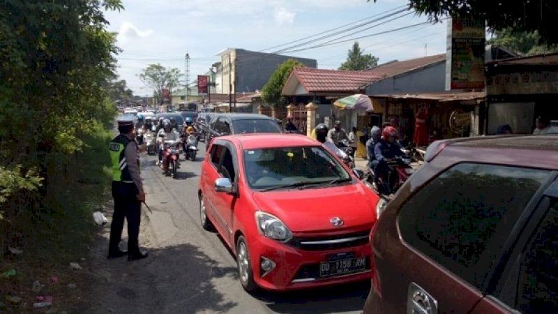 Petugas dari polantas, terus standby mengatur lalu lintas di jalur arus mudik dan arus balik di wilayah Gowa.