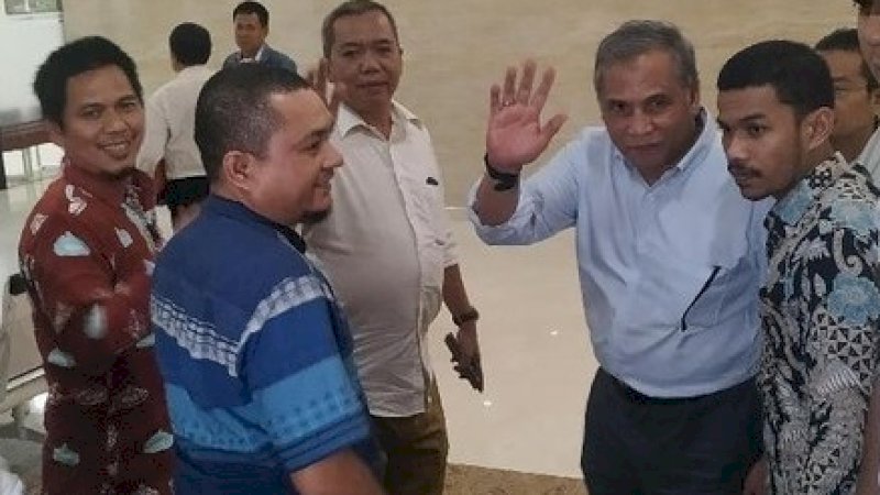 Eks Komandan Tim Mawar Kopassus TNI Angkatan Darat, Mayjen (Purn) Chairawan bersama para pengacara, tiba di Bareskrim Mabes Polri. (Foto: Audrey Santoso/detik.com)