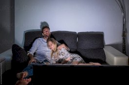 Tidur Sementara TV Menyala Bisa Menambah Berat Badan