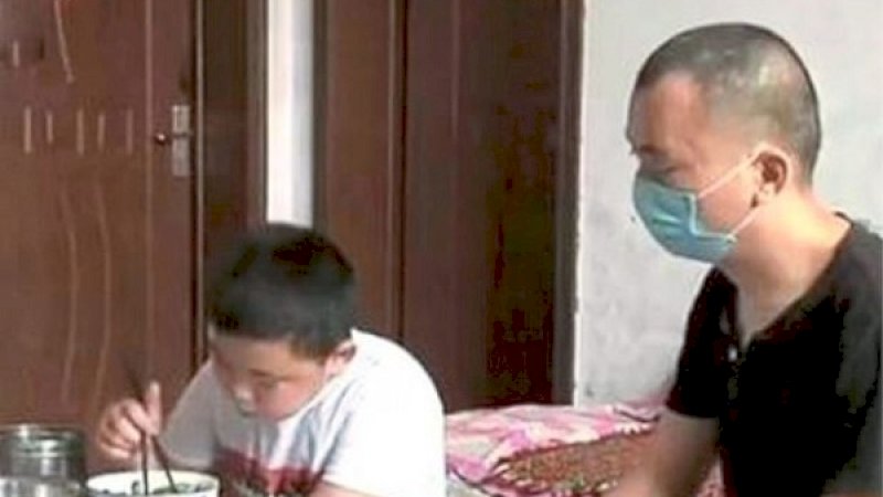 Zikuan memperbanyak makan, agar bisa menambah berat badannya menjadi 50 kg.