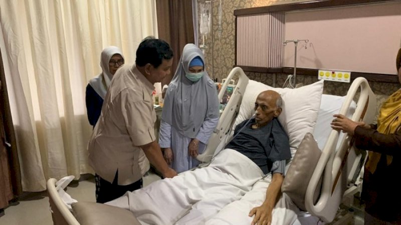 Prabowo Subianto membesuk George Toisutta di RSPAD Gatot Soebroto, Selasa (11/6/2019).