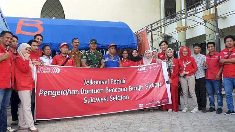 Di Lokasi Banjir, Telkomsel Jaga Layanan dan Beri Bantuan 