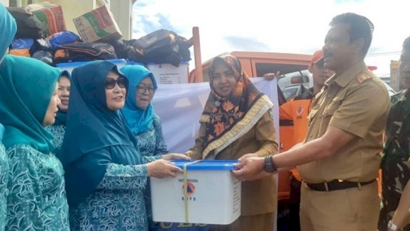 Tim Penggerak PKK Sulawesi Selatan menyalurkan bantuan kepada korban banjir di Kabupaten Sidrap.