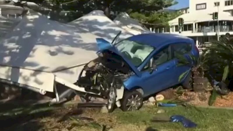Mobil yang dikemudikan Leam Joseph Flegler usai menghantam tenda.