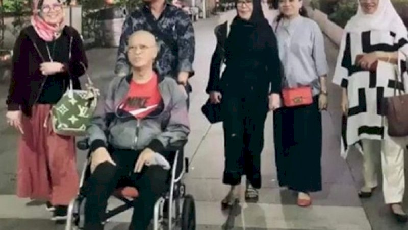 Syahrul Yasin Limpo, tampak mendorong kursi roda Ichsan Yasin Limpo di salah satu rumah sakit di Singapura.
