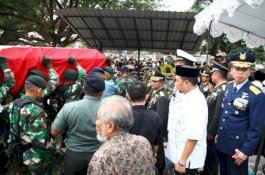 Pj Wali Kota Makassar Turut Antar Jenazah George Toisutta ke Peristirahatan Terakhir