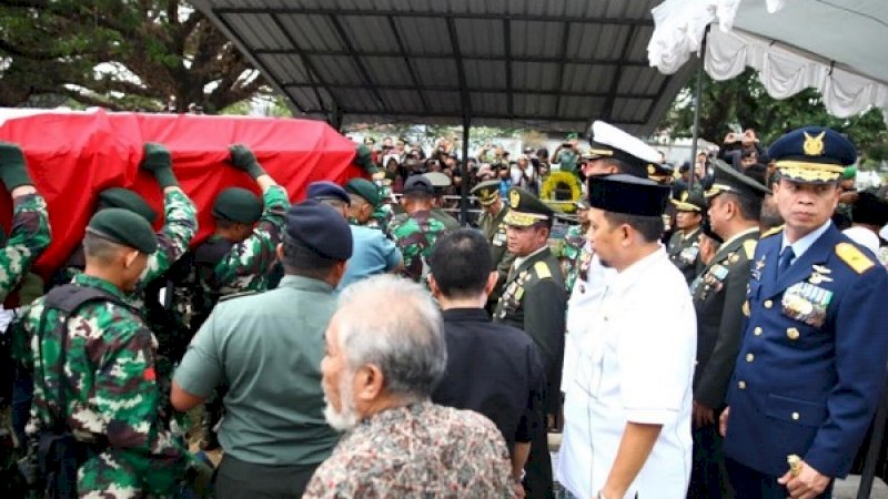 Pj Wali Kota Makassar, M Iqbal Suhaeb saat mengantar Jenderal (Purn) George Toisutta ke pemakaman, Rabu, 12 Juni 2019.