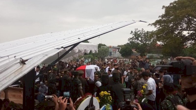 Suasana pemakaman Jenderal (Purn) George Toisutta di TPU Dadi, Makassar, Rabu, 12 Juni 2019.