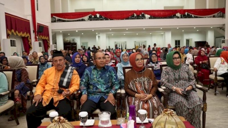 Danny Pomanto (kedua dari kiri), saat menghadiri halalbihalal alumni SMP Negeri 5 Makassar.