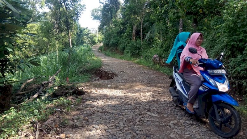 Kondisi Jalan di Tana Eja longsor sejauh 2 Meter. (foto : Rahmatullah/Rakyatku.com)