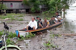 Naik Perahu, Bupati Sidrap Tinjau Banjir di Wettee