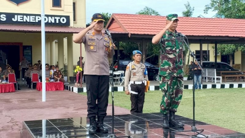 Dandim 1425 Jeneponto Letkol Inf Irfan Amir dan Kapolres Jeneponto AKBP Hery Susanto kembali jadi inspektur upacara (irup) bersama. 