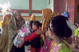 Erna Rasyid Taufan Hadiri Penamatan Anak Didik TK Negeri Bandar Madani