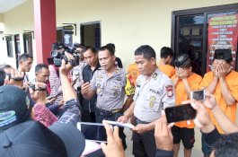 Dua Remaja Ini Incar Pemotor yang Main Ponsel