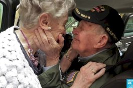 Veteran PD II dan Kekasihnya Bertemu Kembali Setelah Pisah 75 Tahun