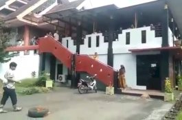 Tuntut Jalannya Diperbaiki, Pemuda Ini Bakar Ban Seorang Diri di DPRD Bulukumba