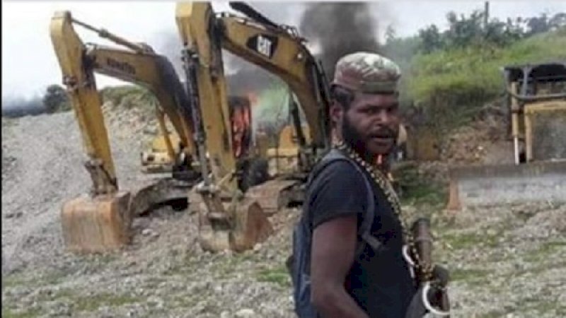 Egianus Kogeya membakar alat berat di Papua.