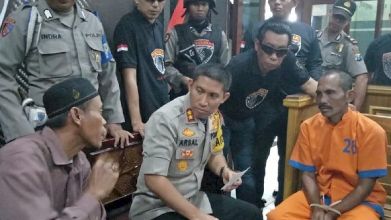 Hori (baju oranye) dipertemukan dengan Hartono (kiri), di Polres Lumajang, Jawa Timur.