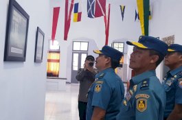 Lihat Foto Jadul di Naval Museum, Wakasal Senyum-Senyum