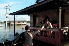 Pakai Perahu, Satpol PP dan Damkar Sidrap Bagi Sembako ke Korban Banjir