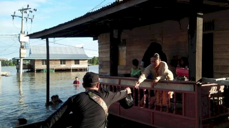Satpol PP Sidrap dan Damkar, membagi-bagikan sembako kepada korban banjir di Tanru Tedong.