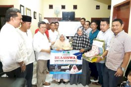 PI Sulsel Serahkan Beasiswa untuk Zuhrah, Juara III Hafiz Indonesia