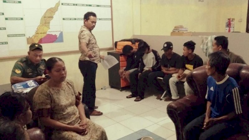 Polisi mendamaikan dua kelompok pemuda yang terlibat tawuran.