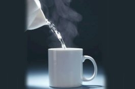 Alasan Kenapa Sebaiknya Anda Minum Air Hangat!